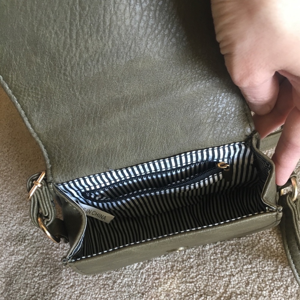 Green crossbody with black bow - Picture 5 of 6